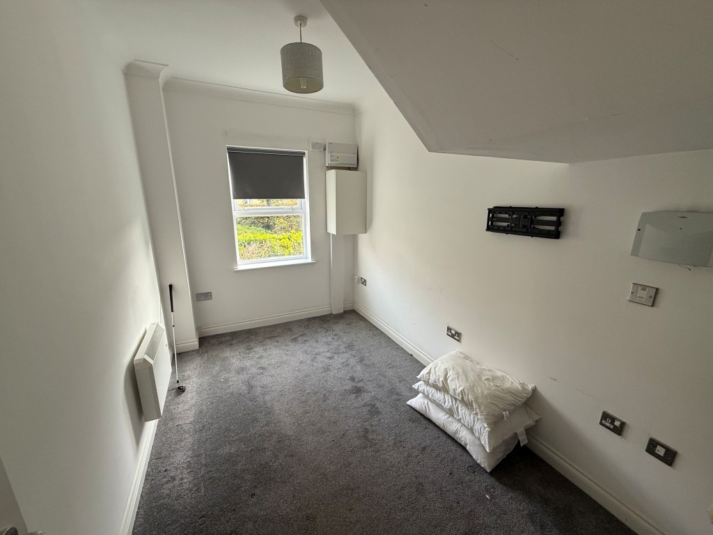 Lot: 64 - THREE-BEDROOM SPLIT LEVEL MAISONETTE - Ground floor bedroom or study option